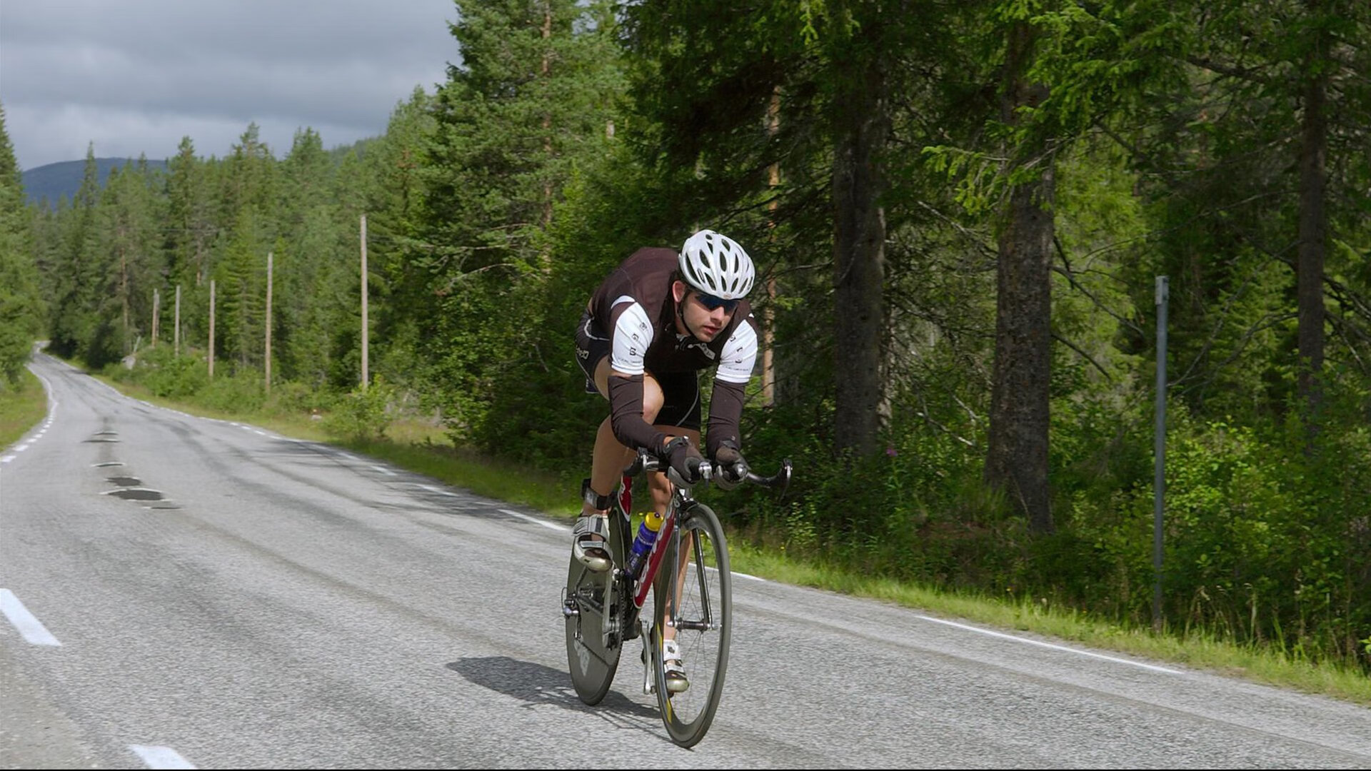 库里投中制胜三分全场沸腾欢呼，库里投全场三分视频